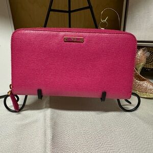 Authentic Fendi zippy wallet with Box 🩷